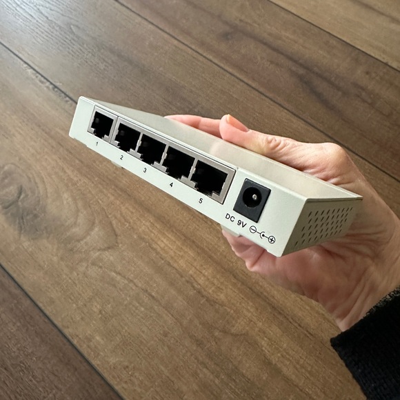 UNICOM 5 Port 10/100 Base-TX Ethernet Switch FEP-32005T-2 - Picture 4 of 5